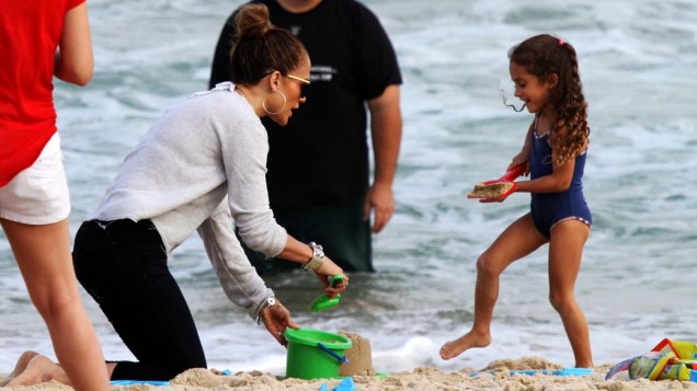 Jennifer Lopez com a família na praia de Ipanema, Rio de Janeiro