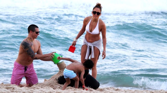 Jennifer Lopez com a família na praia de Ipanema, Rio de Janeiro