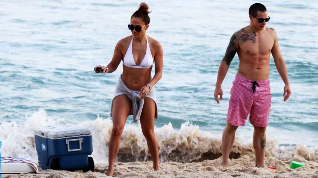 Jennifer Lopez com o namorado na praia de Ipanema, Rio de Janeiro