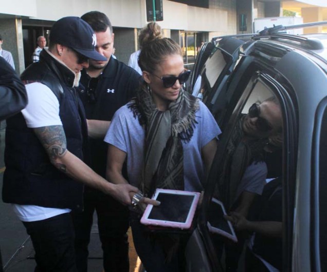 Jennifer Lopez desembarca com o namorado no Aeroporto Internacional do Rio de Janeiro