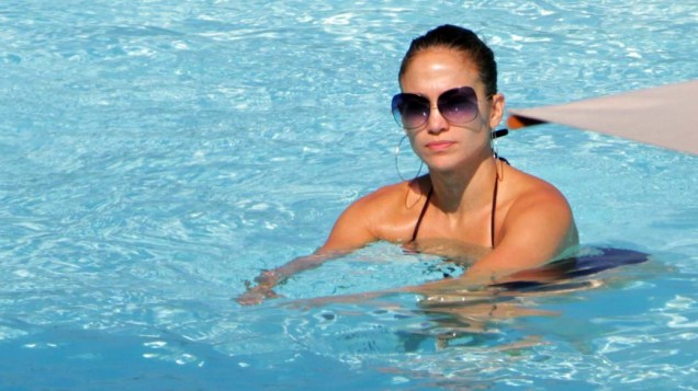 Jennifer Lopez na piscina de hotel no Rio de Janeiro