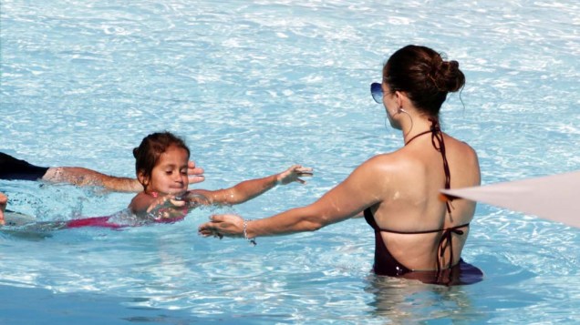 Jennifer Lopez com os filhos na piscina de hotel no Rio de Janeiro