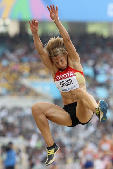 A alemã Jennifer Oeser durante a prova de salto em distância no Mundial de Atletismo em Daegu, Coreia do Sul