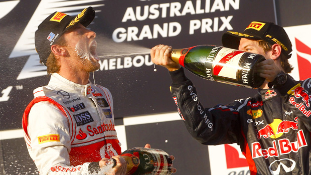 O piloto Jenson Button (à dir.) comemora sua vitória no GP da Austrália com o segundo colocado, Sebastian Vettel