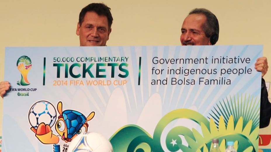 Valcke entrega a Aldo ingressos para índios e beneficiários do Bolsa Família em 2014