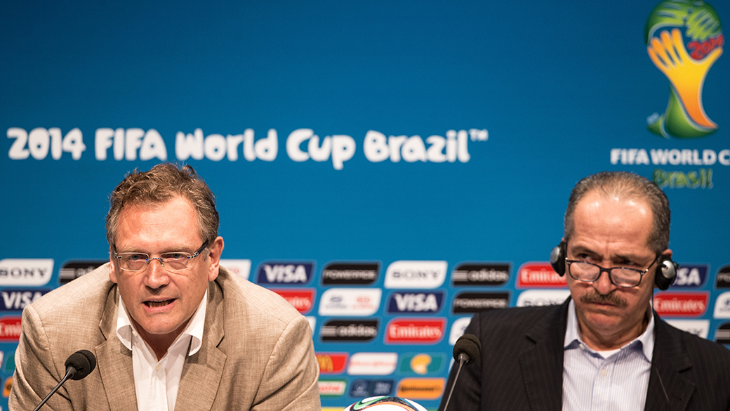 O secretário-geral da Fifa, Jérôme Valcke, e o ministro do Esporte, Aldo Rebelo, durante entrevista coletiva no Estádio do Maracanã, no Rio de Janeiro