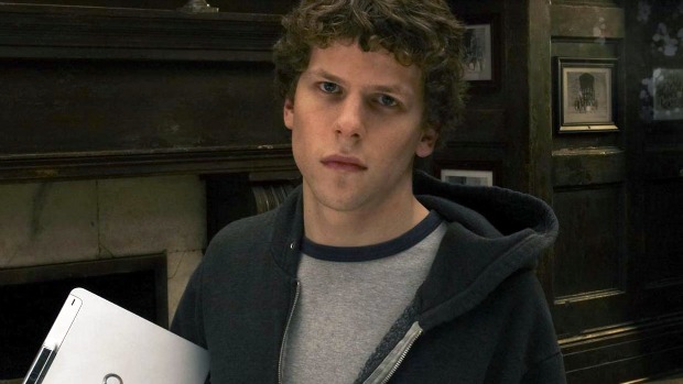 Em ' A Rede Social', o ator Jesse Eisenberg interpreta o criador do Facebook, Mark Zuckerberg