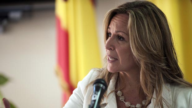 Ministra espanhola das Relações Exteriores, Trinidad Jiménez fala em coletiva de imprensa após reunião com órgão rebelde