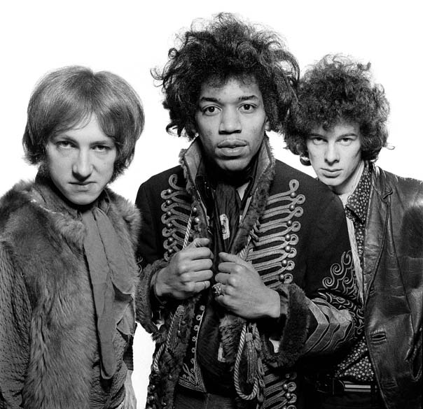 Mitch Mitchell, Jimi Hendrix e Noel Redding, integrantes da banda Jimi Hendrix Experience, em 1966