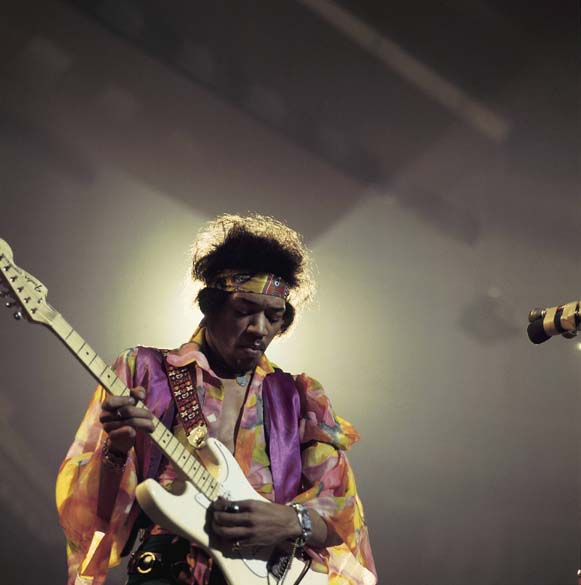 Jimi Hendrix se apresenta no Royal Albert Hall, em Londres, em 1967