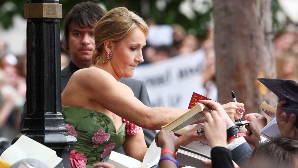J. K. Rowling atende fãs na estreia de Harry Potter e as Relíquias da Morte – Parte 2, em Londres