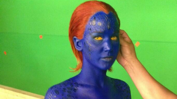 Atriz Jennifer Lawrence pintada de Mística para o filme 'X-Men: Dias de um Futuro Esquecido'