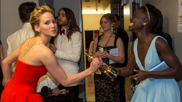 Jennifer Lawrence brinca de 'roubar' estatueta da melhor atriz cvoadjuvante Lupita Nyong'o