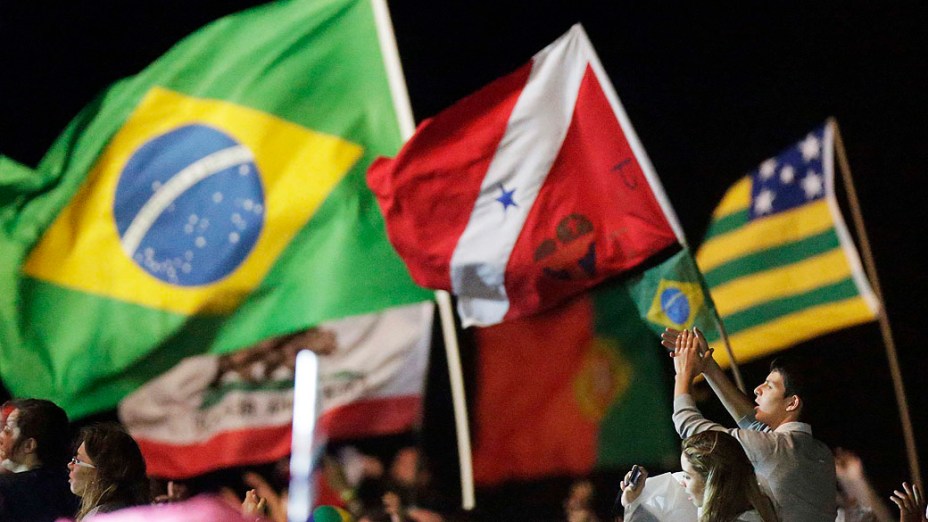 Religiosos de diferentes países se preparam para a missa de abertura da Jornada Mundial da Juventude (JMJ) em Copacabana, no Rio de Janeiro