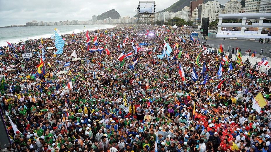 Religiosos de diferentes países se preparam para a missa de abertura da Jornada Mundial da Juventude (JMJ) em Copacabana, no Rio de Janeiro