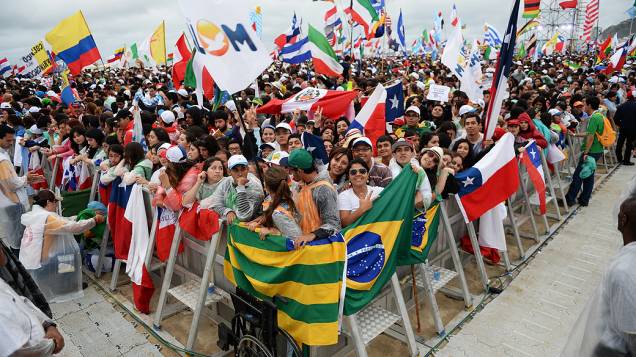 Religiosos de diferentes países se preparam para a missa de abertura da Jornada Mundial da Juventude (JMJ) em Copacabana, no Rio de Janeiro