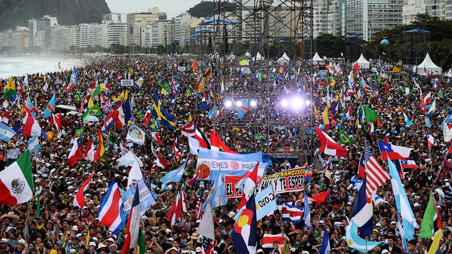 Religiosos de diferentes países se preparam para a missa de abertura da Jornada Mundial da Juventude (JMJ) em Copacabana, no Rio de Janeiro