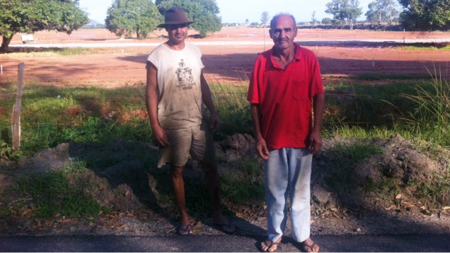 Jorge Machado, 67 anos, e o filho de mesmo nome, de 44, em frente ao terreno do Campus Fidei, em Guaratiba