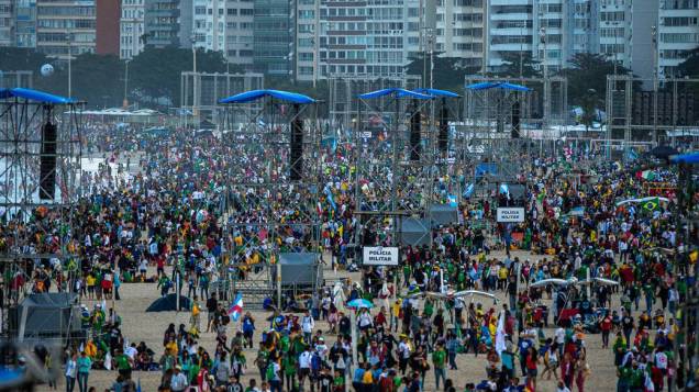 Preparativos na praia de Copacabana para a visita do Papa Francisco nesta sexta-feira (26)