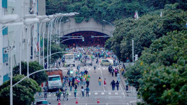 Túnel no Rio fica amontoado de gente, após polícia bloquear a passagem dos fiéis, em 26/07/2013