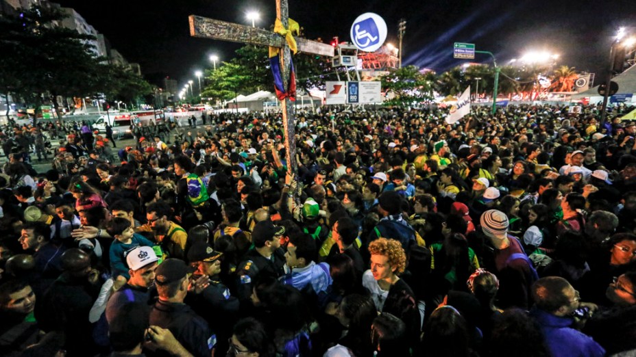 Manifestantes na praia de Copacabana no Rio de Janeiro 26/07/2013