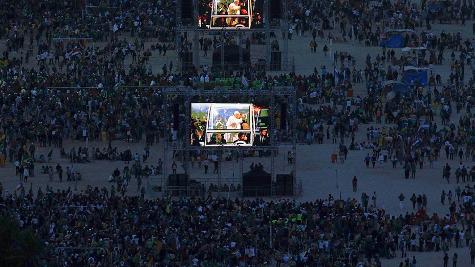 Preparativos na praia de Copacabana para a visita do Papa Francisco nesta sexta-feira (26)