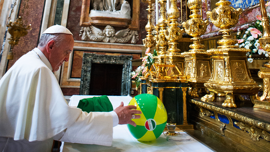 Papa Francisco coloca uma bola com as cores da bandeira do Brasil e com o símbolo da JMJ (Jornada Mundial da Juventide) no altar na basílica de Santa Maria Maior, em Roma