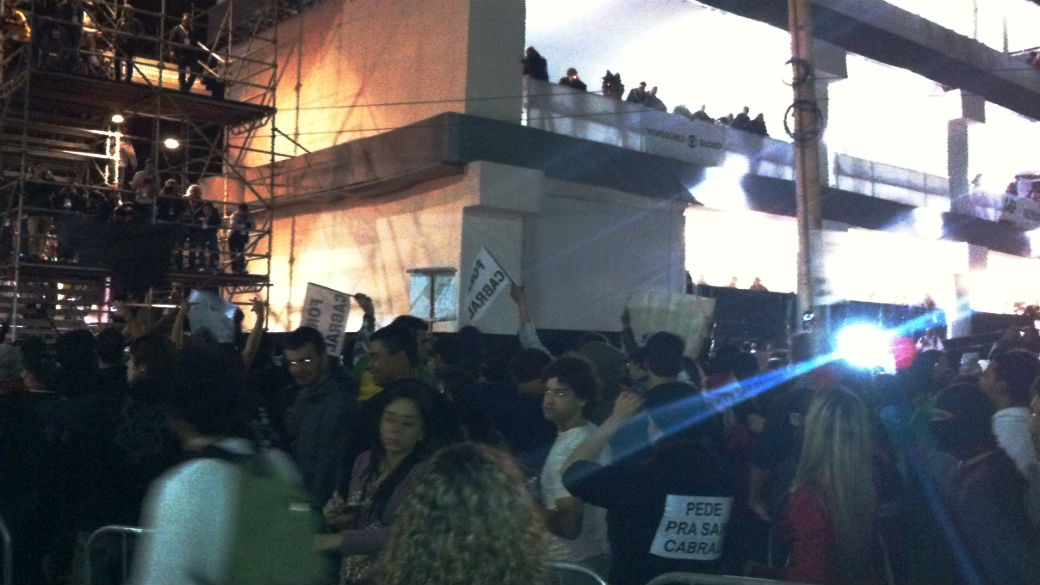 Manifestantes em frente ao centro de imprensa internacional da JMJ
