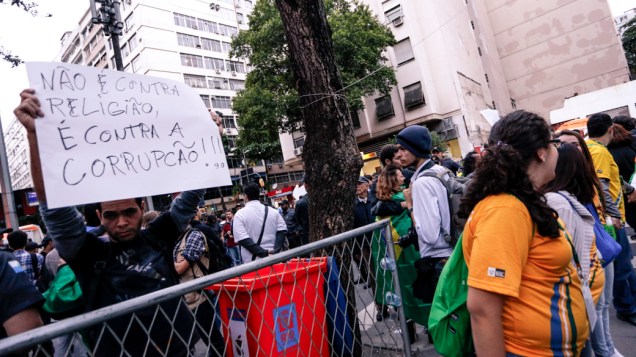 Manifestantes fazem protesto durante a passagem do Papa em Copacabana, na Jornada Mundial da Juventude (JMJ), em 26/07/2013