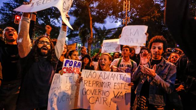 Manifestantes fazem protesto durante a passagem do Papa em Copacabana, na Jornada Mundial da Juventude (JMJ), em 26/07/2013