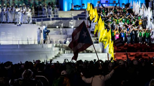 Milhares de fieis foram a praia de Copacabana para acompanhar a missa de abertura da Jornada Mundial da Juventude (JMJ) 