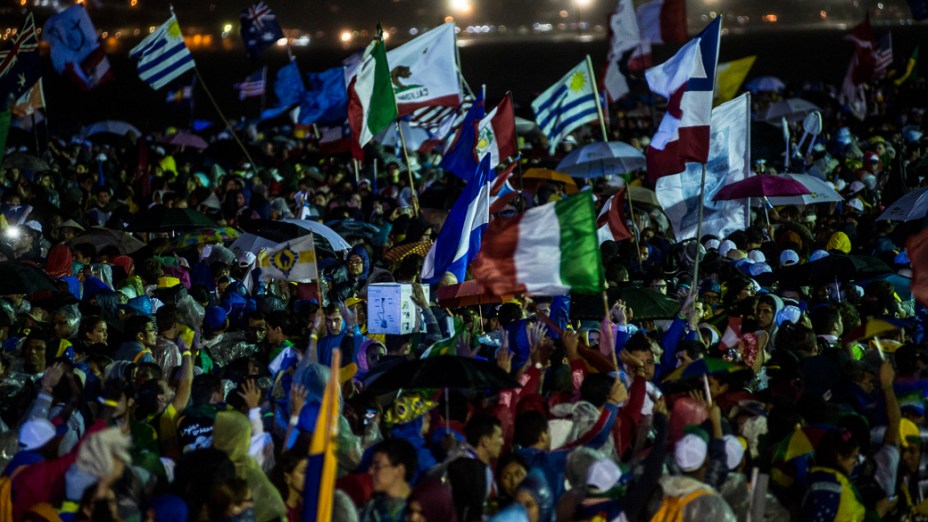 Milhares de fieis foram a praia de Copacabana para acompanhar a missa de abertura da Jornada Mundial da Juventude (JMJ) 