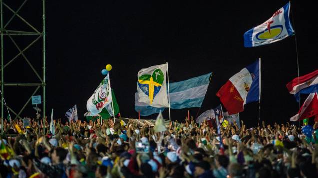 Milhares de fieis foram a praia de Copacabana para acompanhar a missa de abertura da Jornada Mundial da Juventude (JMJ) 