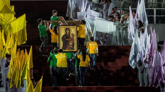 A cruz peregrina e o ícone de Nossa Senhora, símbolos da Jornada Mundial da Juventude levados para junto do altar antes da missa de abertura em Copacabana, no Rio de Janeiro 