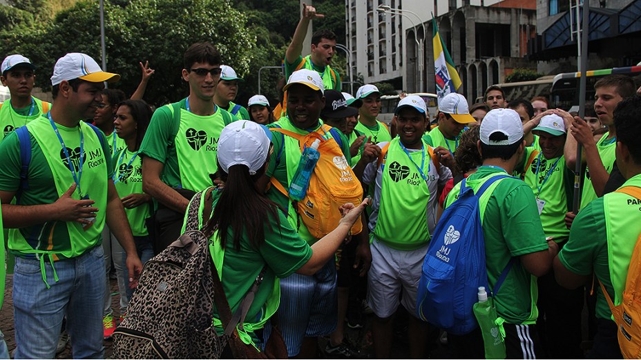 Peregrinos caminham para a praia de Copacabana, em 27/07/2013