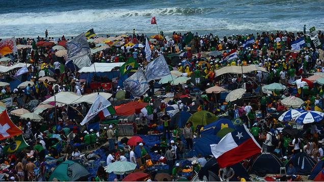 Fiéis lotam a praia de Copacabana durante a Jornada Mundial da Juventude, em 27/07/2013