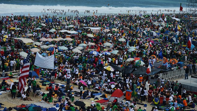 Fiéis lotam a praia de Copacabana durante a Jornada Mundial da Juventude, em 27/07/2013