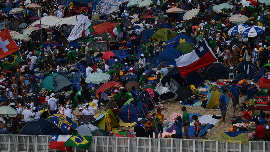 Fiéis lotam a praia de Copacabana durante a Jornada Mundial da Juventude, em 27/07/2013