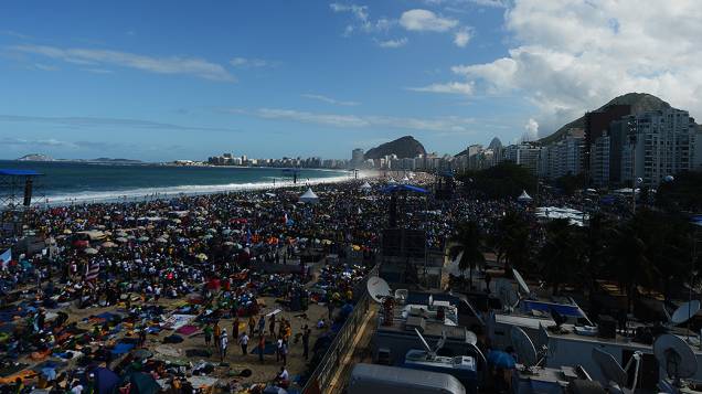Movimentação de fiéis na praia de Copacabana, no Rio de Janeiro, em 27/07/2013