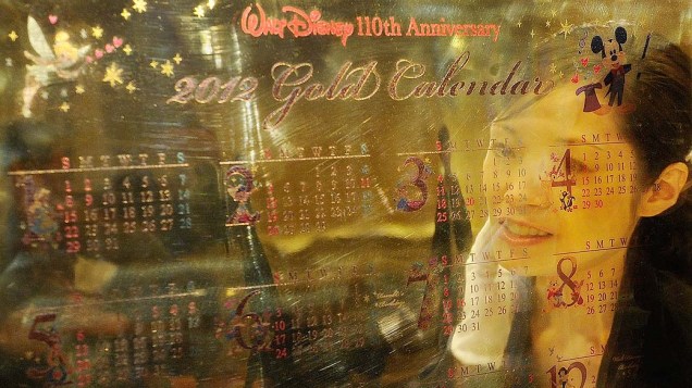 Calendário de 2012 feito de ouro puro em comemoração ao aniversário de 110 anos de Walt Disney em Tóquio, no Japão