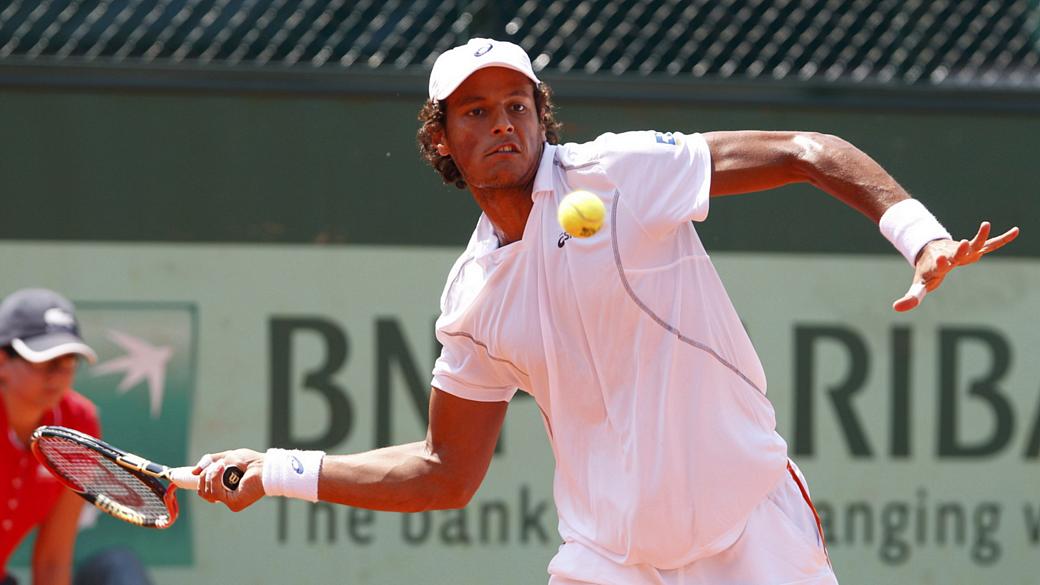 Apesar do atendimento médico, João ' Feijão' Souza abandona Roland Garros com uma forte dor nas costas
