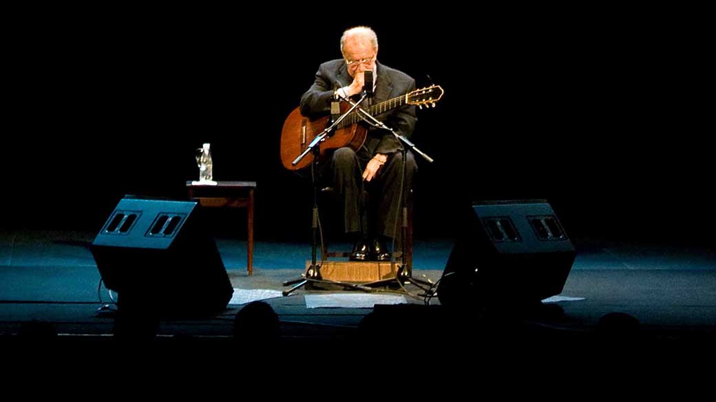 João Gilberto, no palco do Theatro Municipal do Rio de Janeiro, em 2008