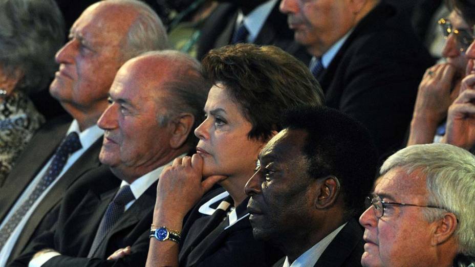 João Havelange (esq.) e Teixeira (dir.) no sorteio preliminar da Copa-2014 com Blatter, Dilma e Pelé, no Rio