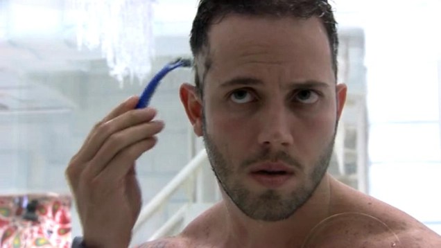João raspa o cabelo no BBB14 João raspa o cabelo no BBB14