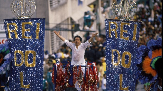 Joãosinho Trinta, sendo homenageado pela Escola de Samba União da Ilha, em 1990