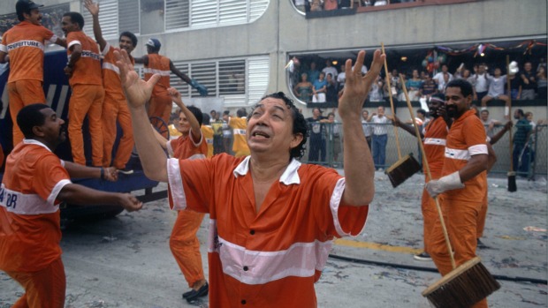 Joãosinho Trinta como gari, na ala dos mendigos do desfile "Ratos e Urubus, Larguem Minha Fantasia", de 1989