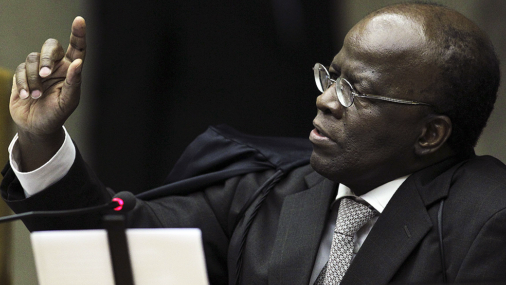 Ministro Joaquim Barbosa, relator, durante o julgamento do mensalão, em 23/10/2012