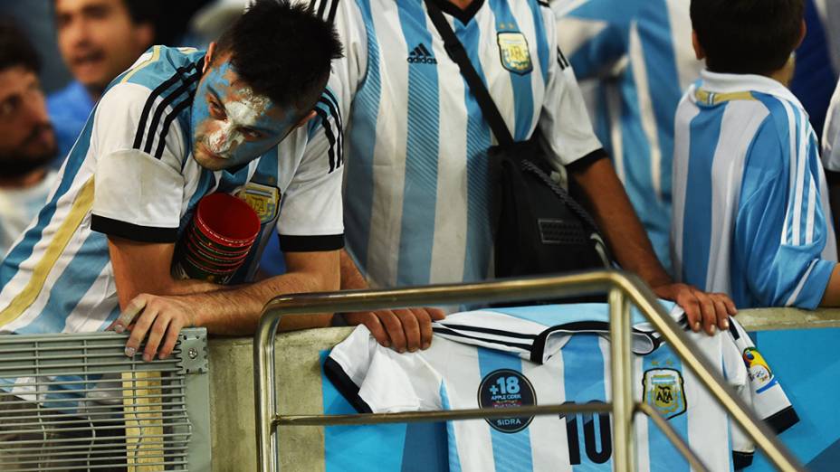Torcedores da Argentina lamentam a derrota para a Alemanha na final da Copa do Mundo no Maracanã, no Rio