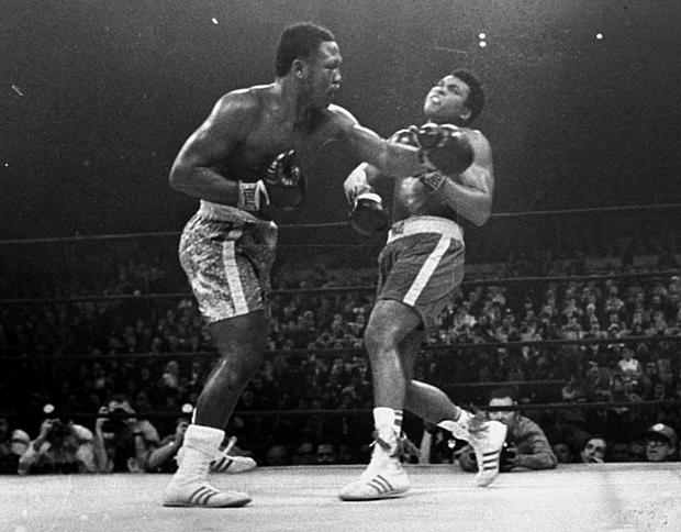 Frazier se tornou o primeiro boxeador a derrotar Muhammad Ali