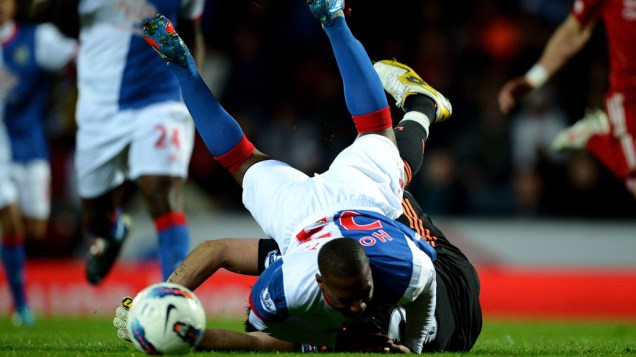 Jogador do Blackburn Rovers sofre pênalti em partida valida pela liga Inglesa